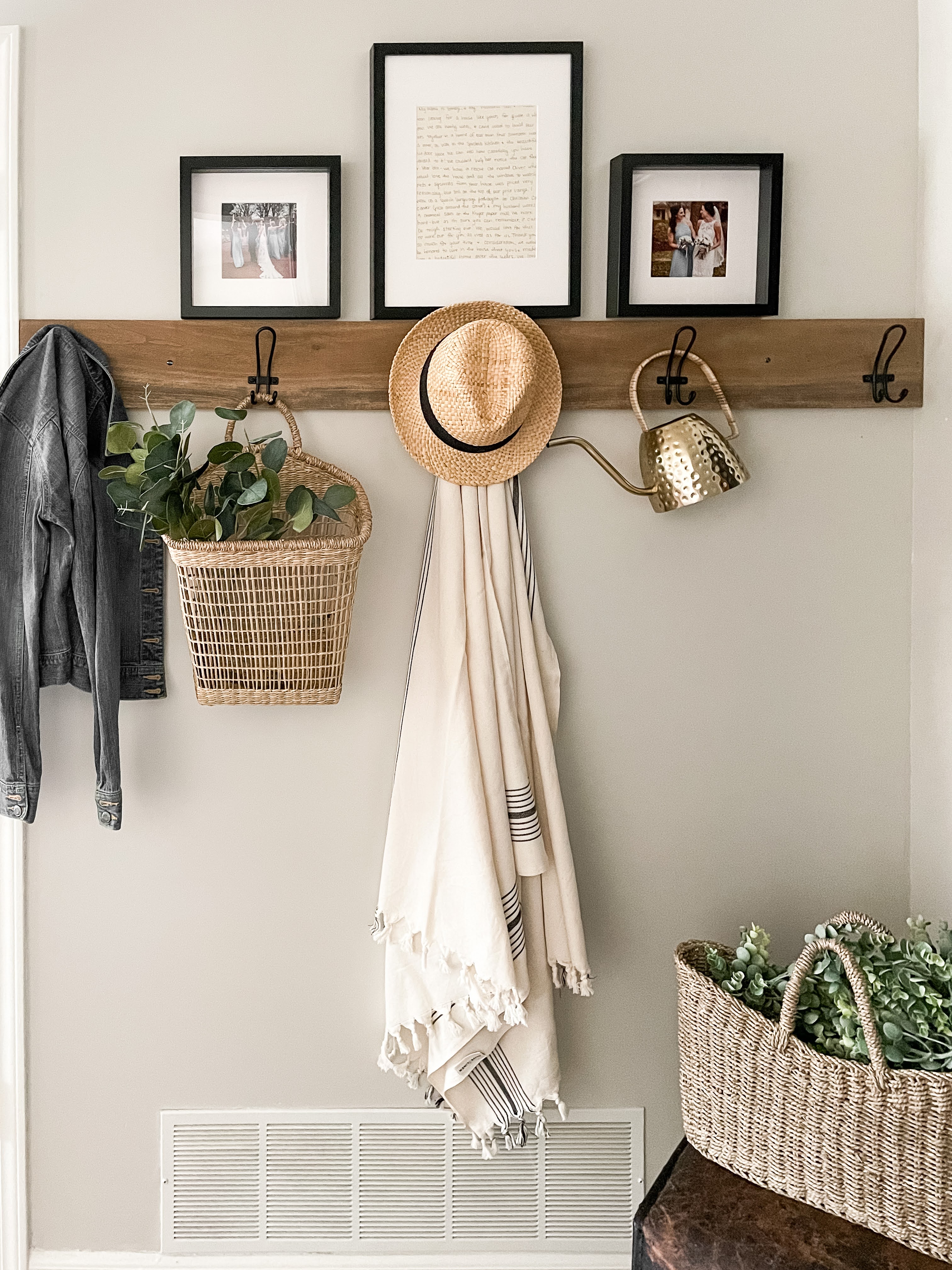 how to organize entryway hooks