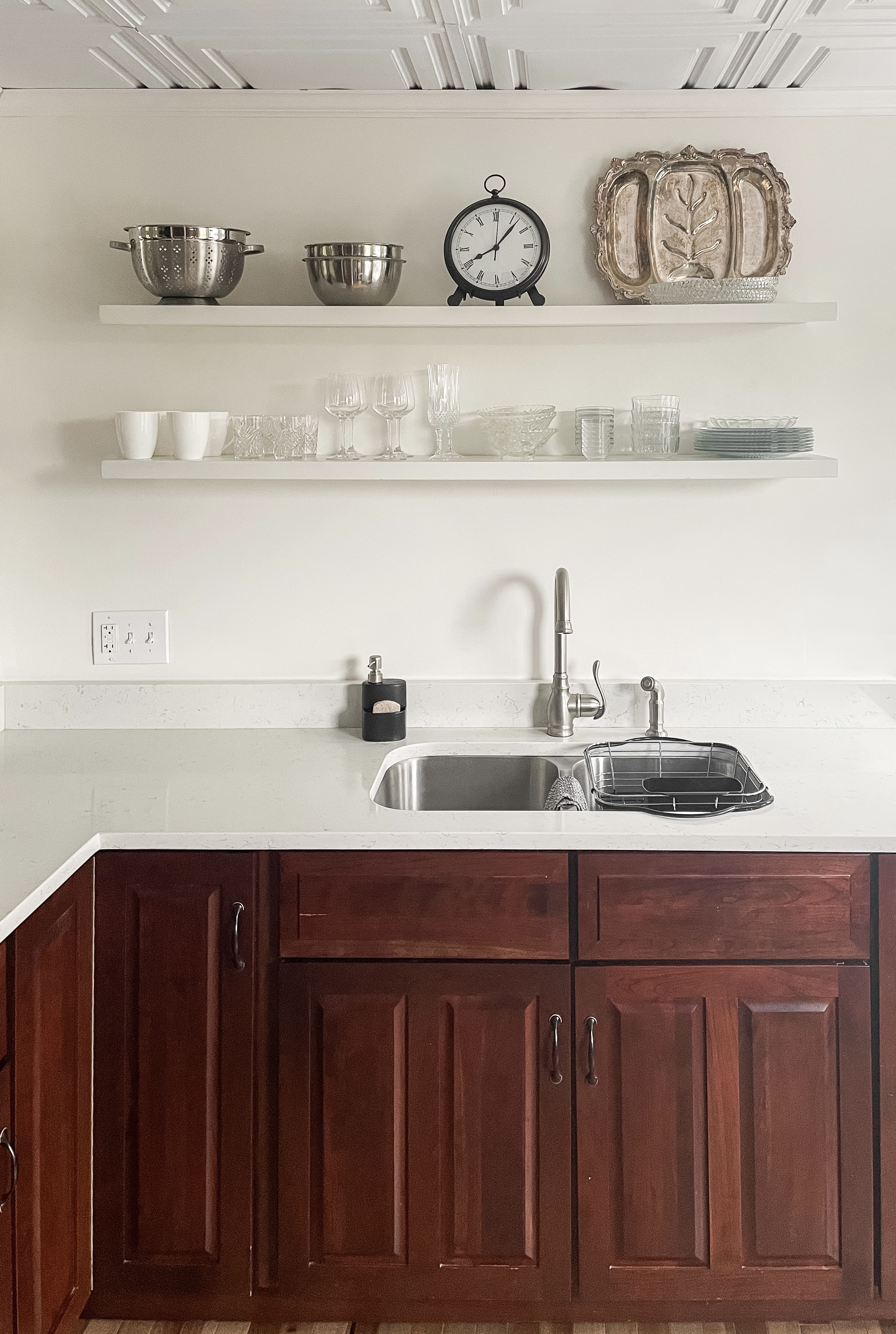 How to Decorate Space Above the Kitchen Sink 18 Fresh Ideas ...